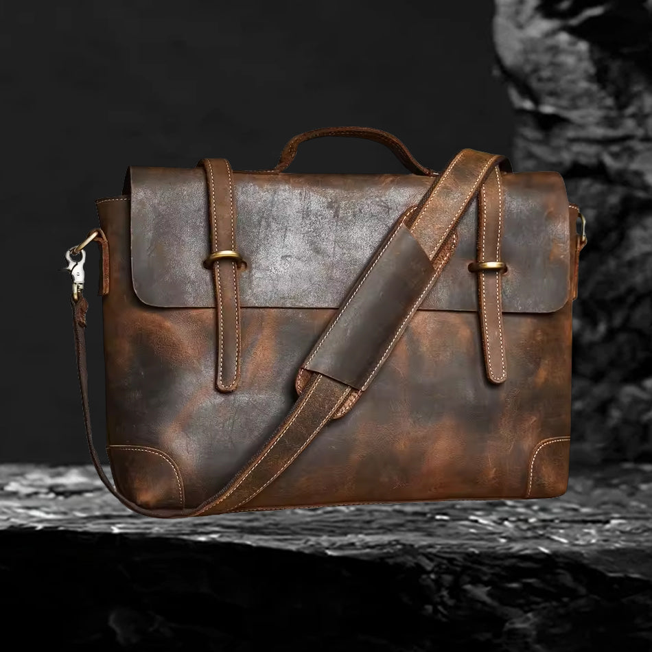 Herren Echtleder Umhängetasche auf schwarzem Felsen in Vintage Optik aus echtem Rindsleder