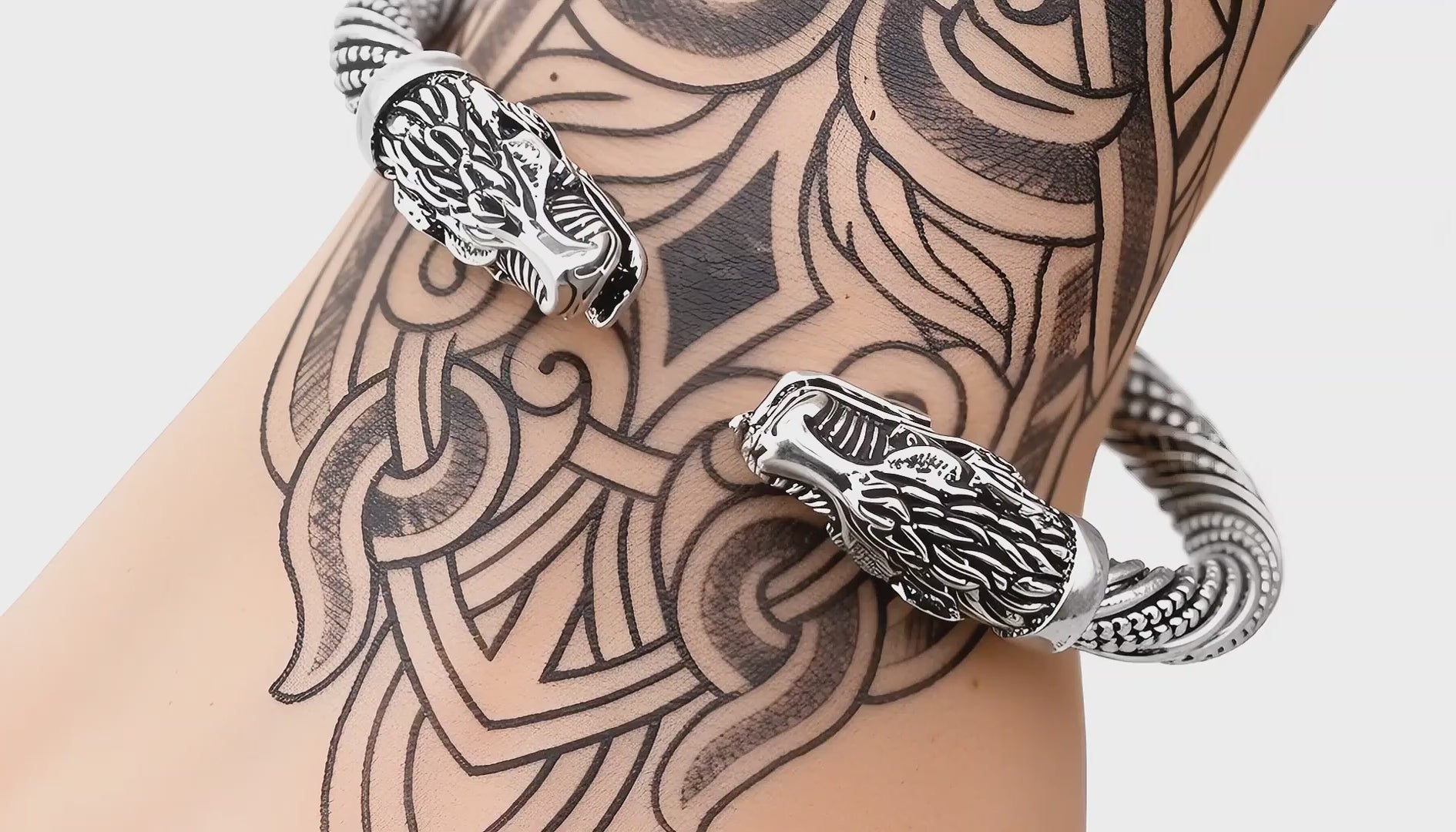 Wikinger Armring für Damen aus Edelstahl – nordischer Schmuck mit zeitlosem Design