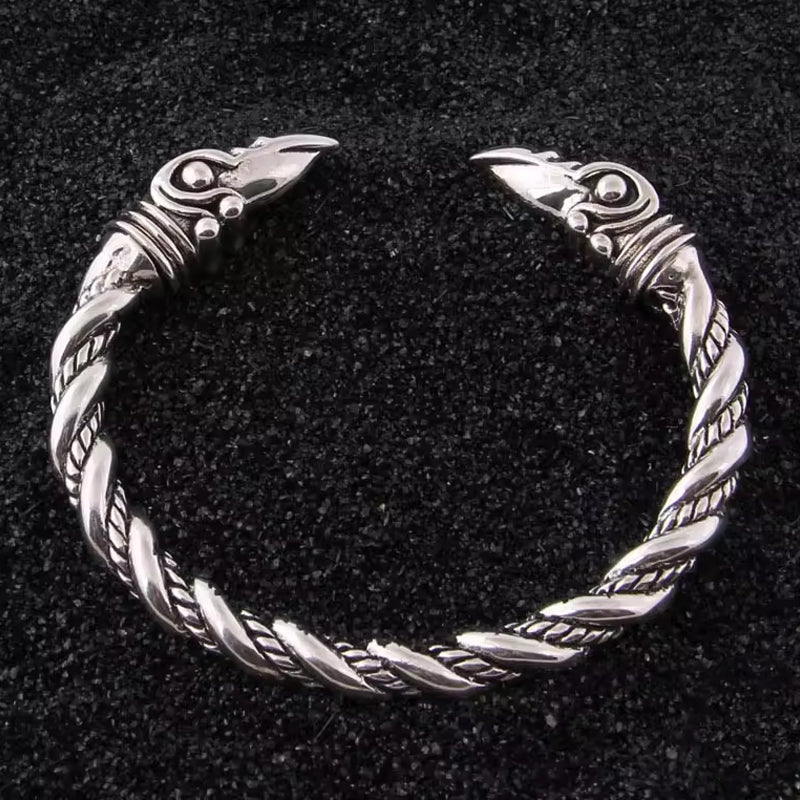 Nordischer Raben-Armreif HUGIN & MUNIN aus 925 Sterling Silber auf dunklem Hintergrund, oxidierte Details sichtbar