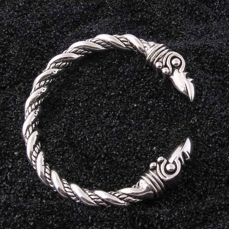 Detailansicht Rabenkopf-Enden am Raben-Armreif aus 925 Sterling Silber, fein ausgearbeiteter nordischer Silberschmuck
