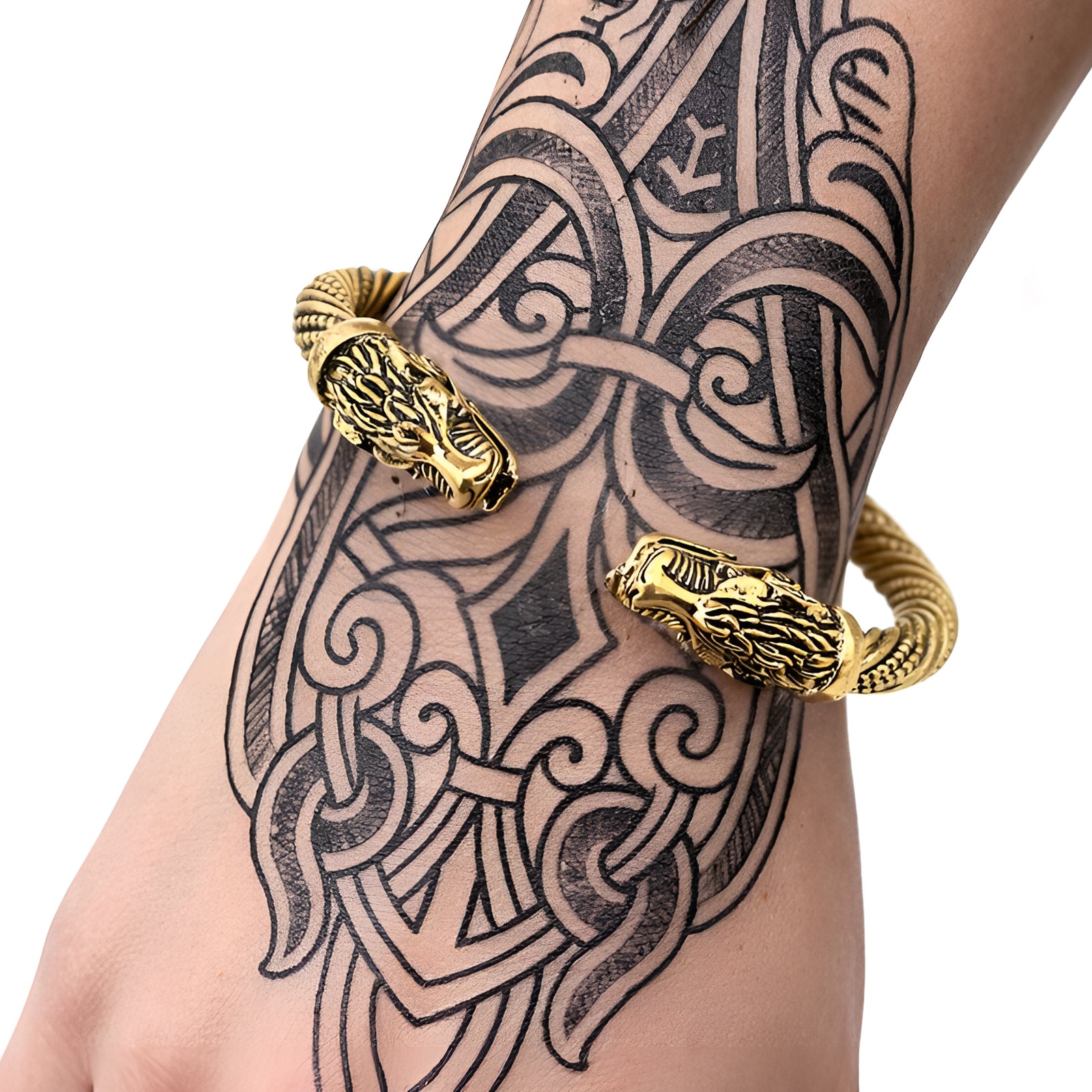 Wikinger Armring Damen FREYA in Gold getragen am tätowierten Frauenarm – nordischer Schmuck inspiriert von Freya
