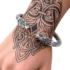 Wikinger Armring Damen FREYA in Silber getragen am tätowierten Arm – nordischer Armschmuck für Frauen