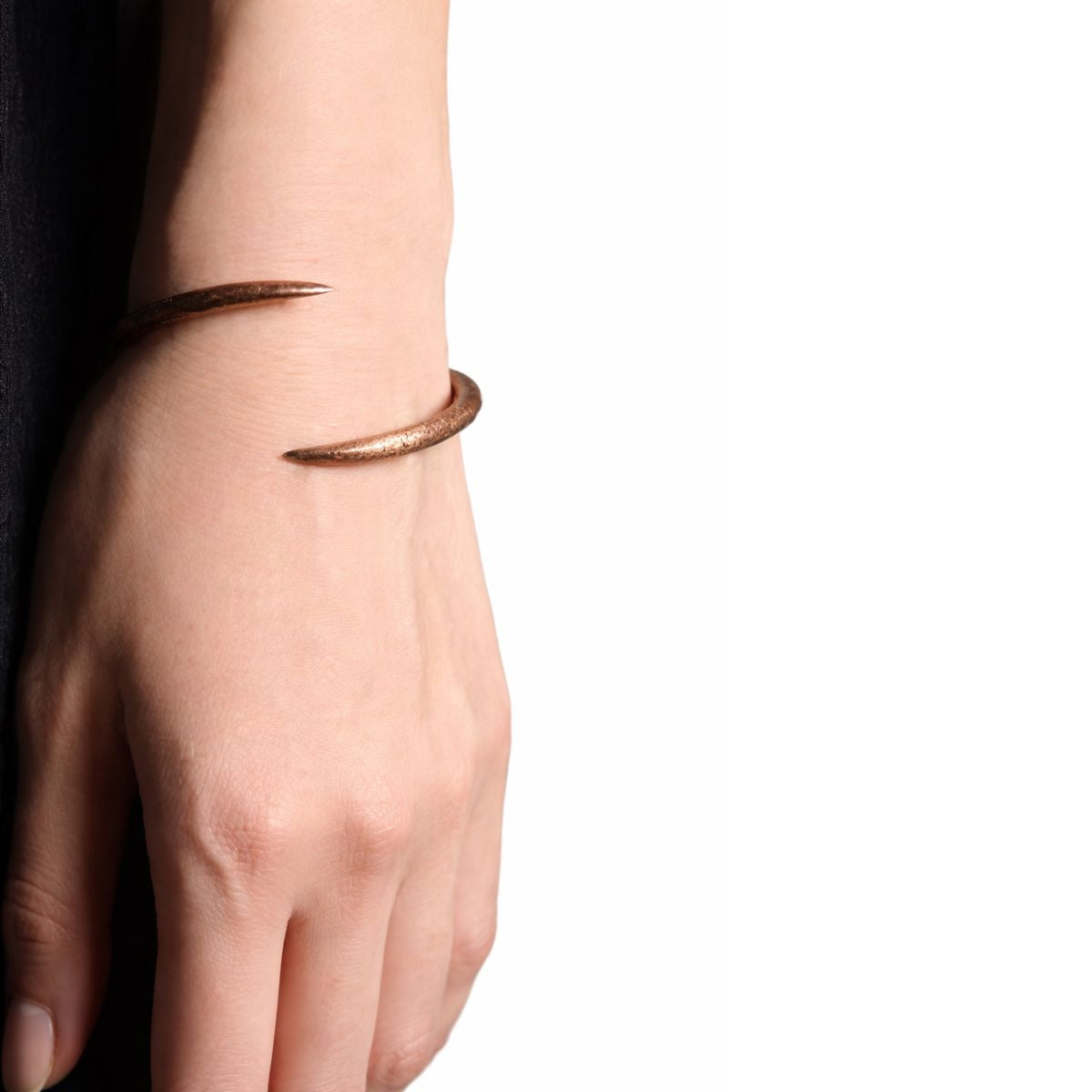 Wikinger Armring für Damen aus Kupfer getragen am Handgelenk auf weissem Hintergrund