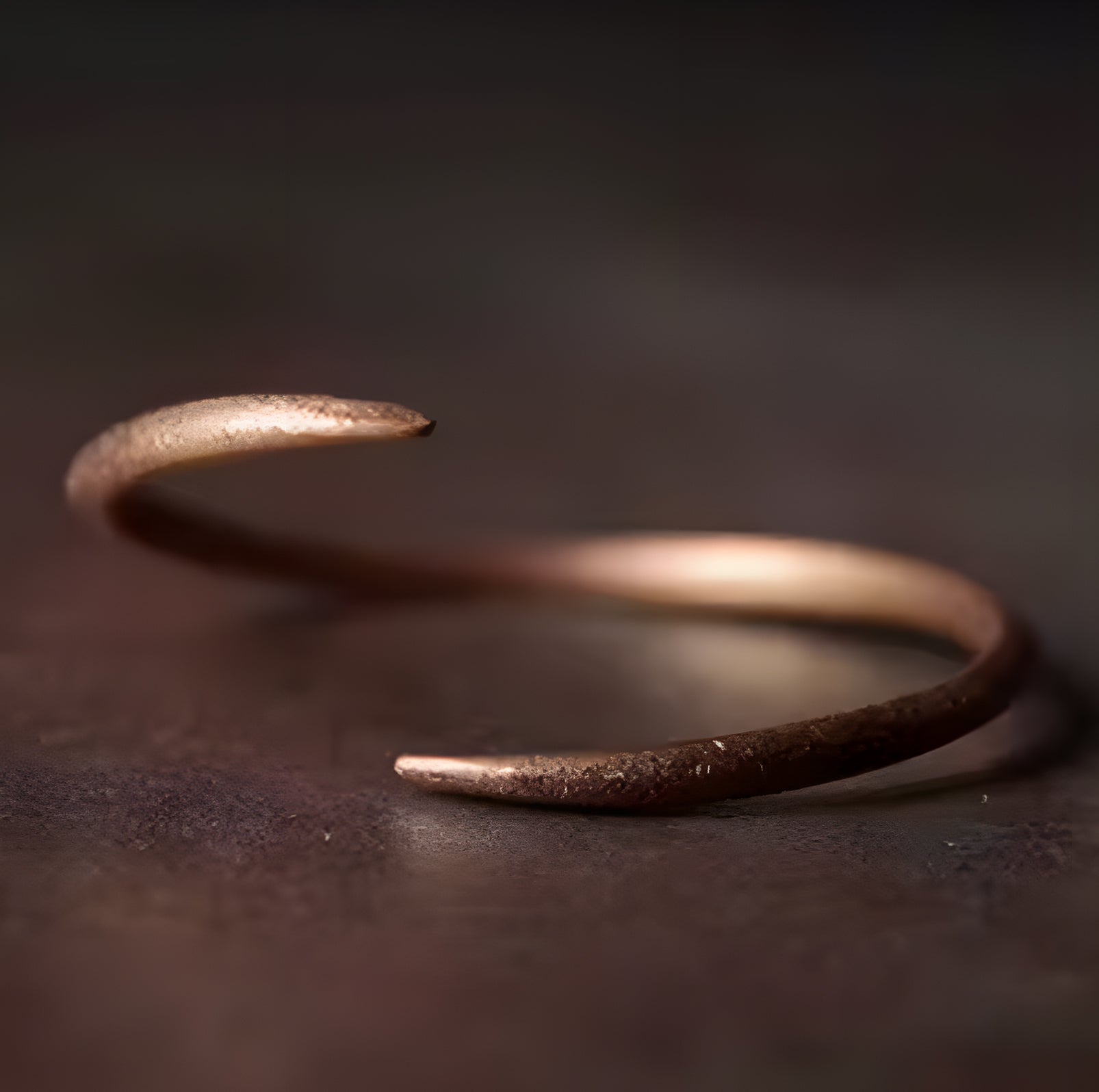 Wikinger Armring Damen aus Kupfer liegend fotografiert mit natürlicher Patina