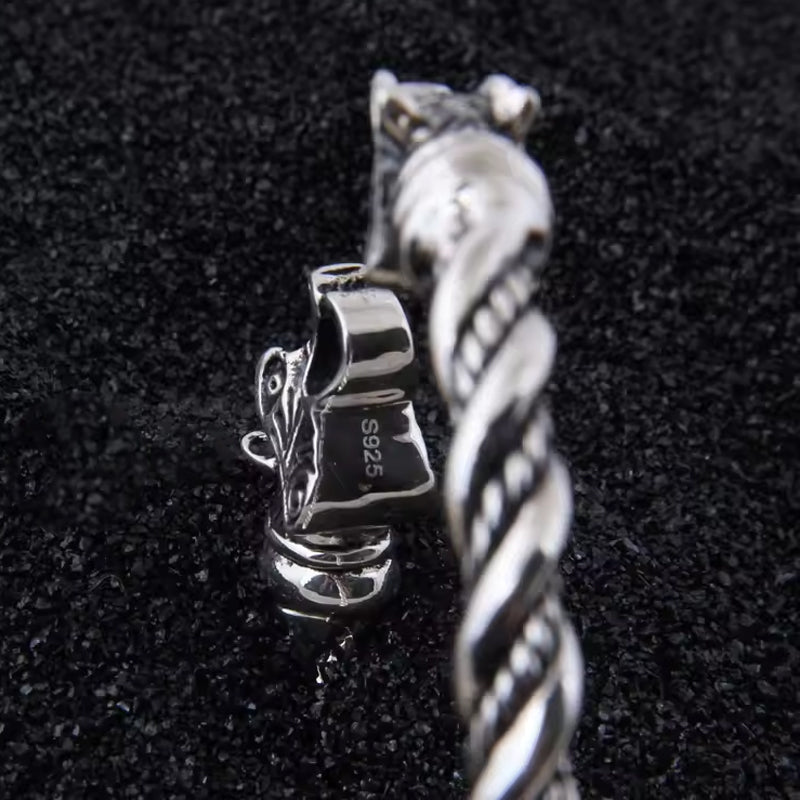 Detailaufnahme der gedrehten Seilflechtung eines Wikinger Armrings aus echtem 925 Sterling Silber auf schwarzem Sand