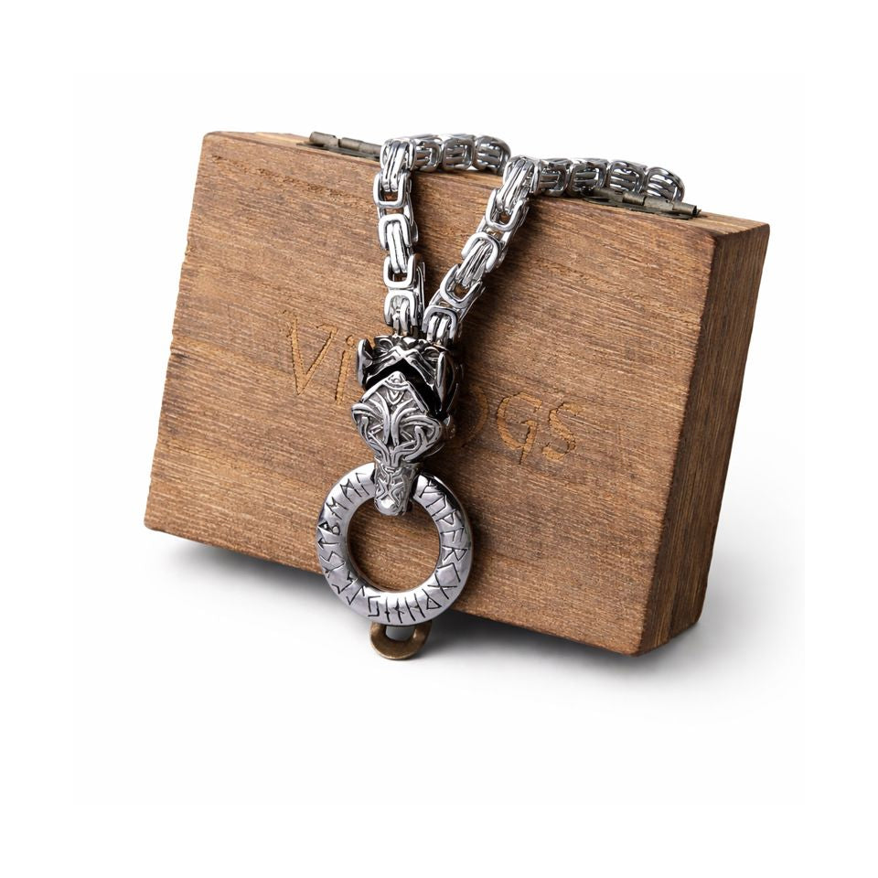 Wikinger Halskette Fenris mit Wolfskopf und Runenring auf Schmucktruhe